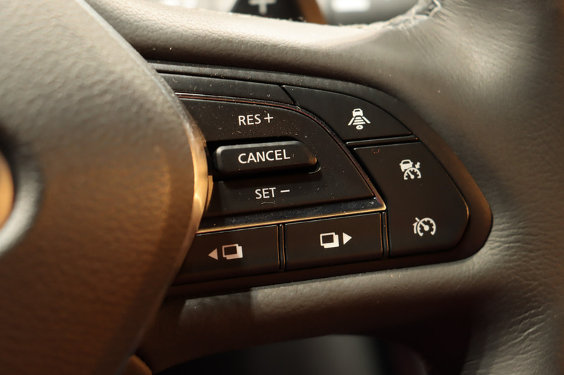 ステアリングの右側スポークに「プロパイロット」用のスイッチ類を設定