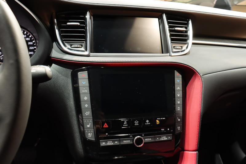 ワイヤレス式の「Apple CarPlay」に対応するデュアルスクリーンインフォテイメントシステム「INFINITI InTouch」を標準装備