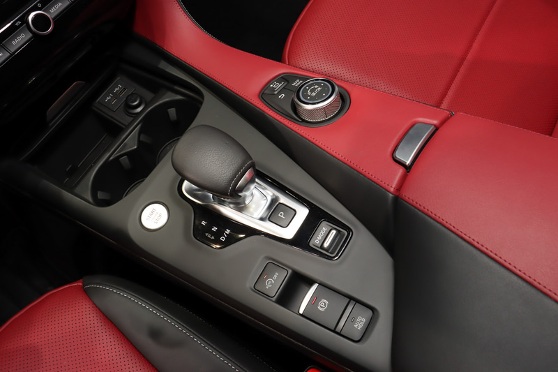 シフトセレクターはすっきりとシンプルなデザイン。ドリンクホルダー前方に2つのUSB端子が用意され、1つはUSB Type-Cとなっている