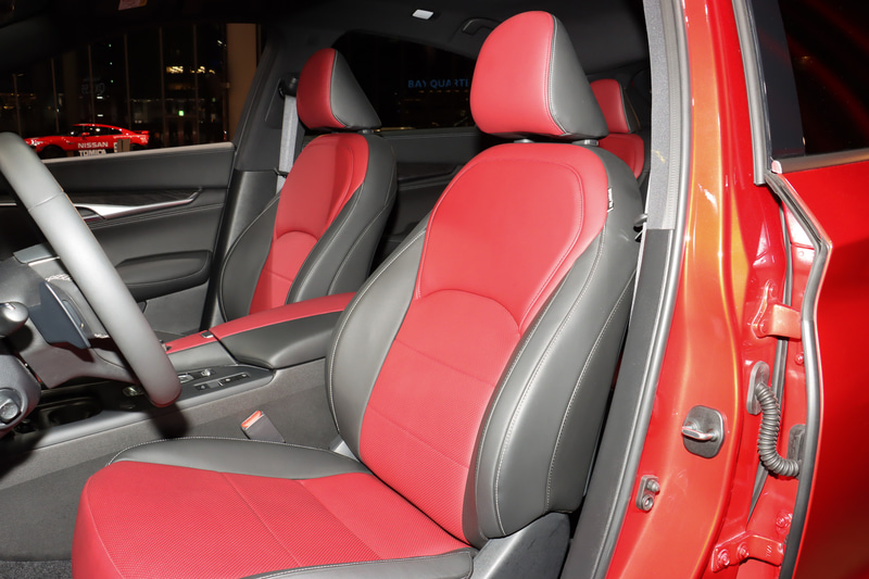 シート表皮はセミアニリンレザーと本革のコンビネーションタイプ