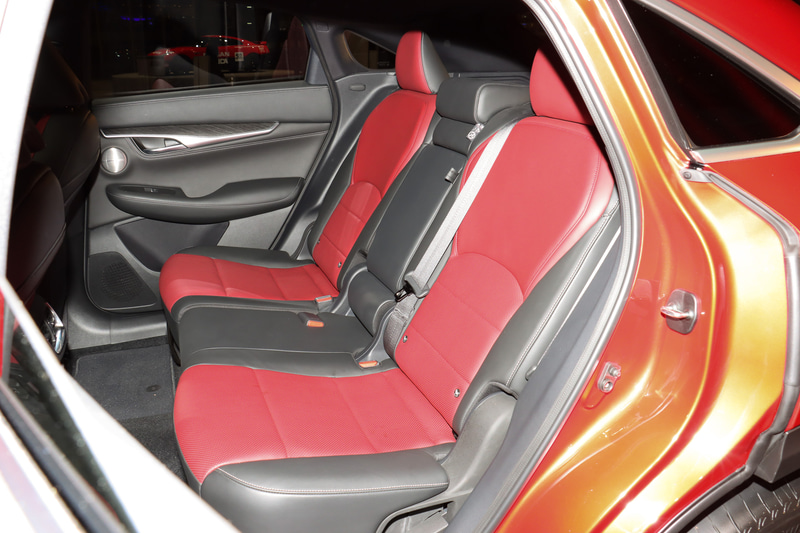 シート表皮はセミアニリンレザーと本革のコンビネーションタイプ