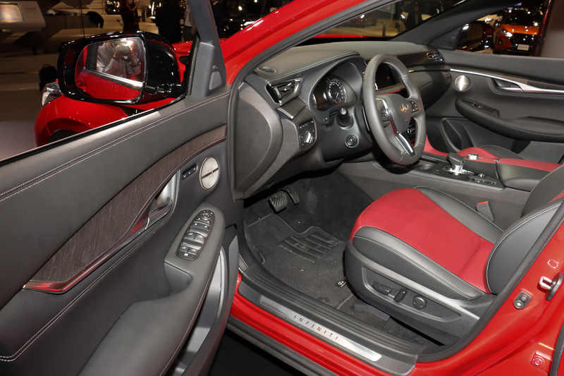 ドアトリムやダッシュボードに設定するウッドパネルは木目を縦に見せるスタイルで個性化。音響システムにはBOSEの製品が採用されている