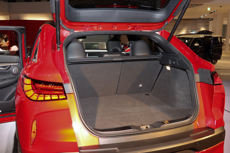 流麗なクーペフォルムと同時に必要を十分に満たすラゲッジスペースを備えることもアピールポイントとなっている