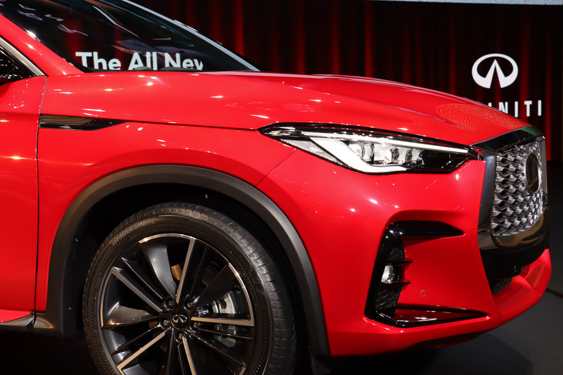 「クラムシェルフード」と呼ばれるボンネットは、フェンダー近くまで一体化した広さで力強さとシンプルさを表わし、分割線をドアのキャラクターラインまで連続させてさまざまな要素を整理。ヘッドライトシグネチャーから1本につながるラインでサイドビューの長さを強調する