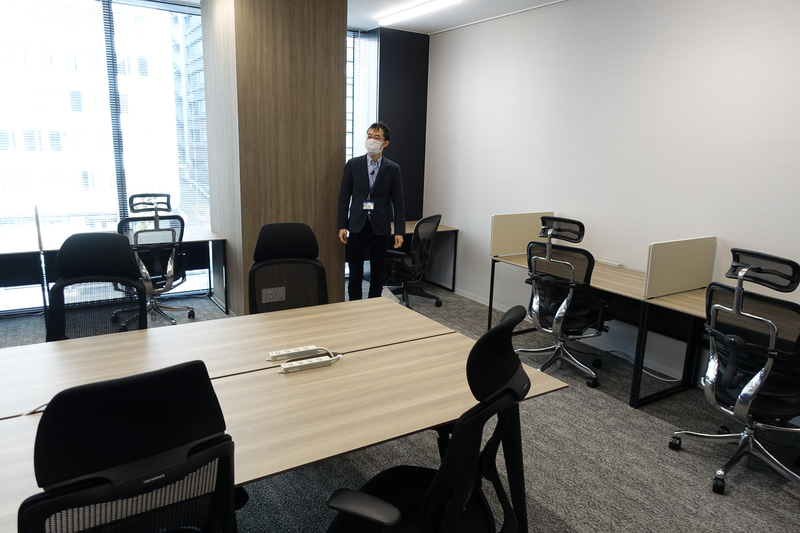 中央にミーティングスペースを持つ部屋。齋藤徹スバルラボ副所長は、コロナ禍もあるため、中央のミーティングスペースは、当初それほど使わないかもと