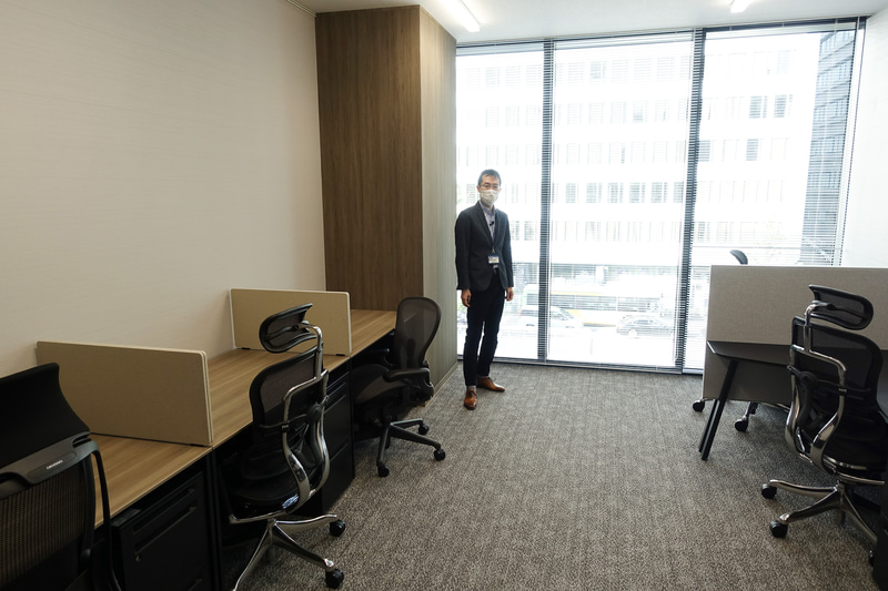 こちらはマネジメントクラスの人がいる部屋、高いパーティションを導入していくとのこと