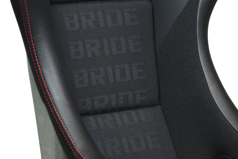 黒のBRIDEロゴが織り込まれる