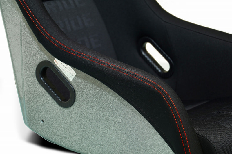 赤のダブルステッチを採用