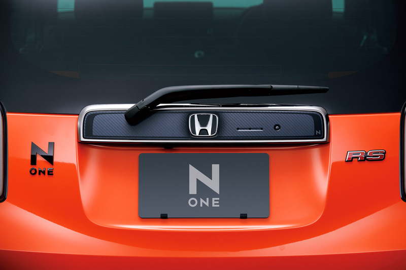 デカール ライセンスガーニッシュ カーボン 1万2100円。ブラックエンブレム Hマーク2個＋車名エンブレム RS用 1万1000円