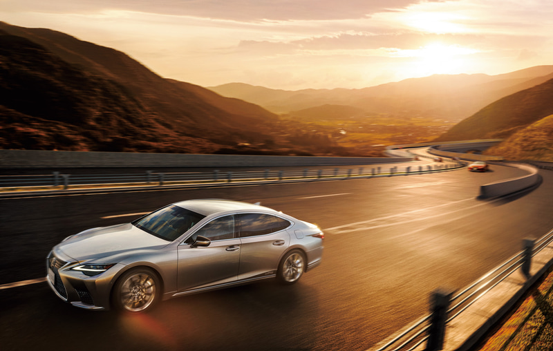 LS500h“EXECUTIVE”（銀影ラスター）＜オプション装着車＞