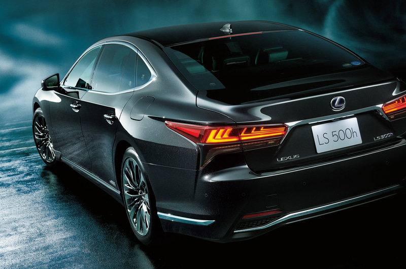 LS500h“EXECUTIVE”（グラファイトブラックガラスフレーク）＜オプション装着車＞