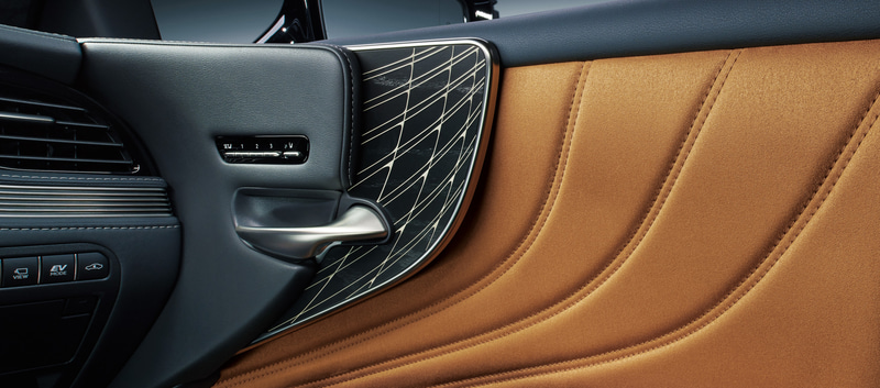 LS500h“EXECUTIVE”（インテリアカラー：オーカー）＜オプション装着車＞