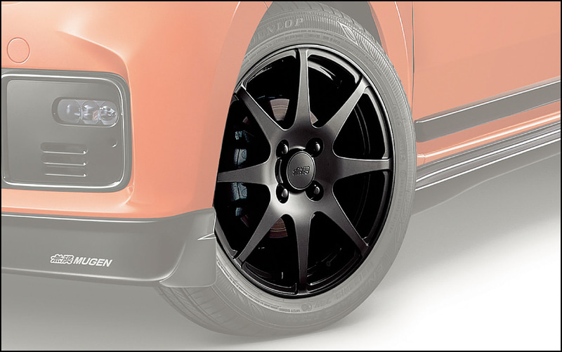 鍛造アルミホイールFR8。強度解析に基づき断面形状やスポーク本数などを決定。鍛造本来の素性を生かしたシンプルなデザインを採用。サイズは15×5 1/2Jインセット45。カラーはグラファイトガンメタリック。推奨タイヤサイズは165/55R/15。6万6000円/本