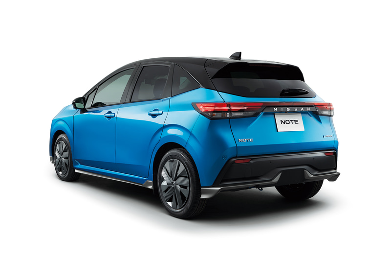 ボディカラーは2トーンを2色（写真は「ビビットブルー/スーパーブラック」）、モノトーンを11色ラインアップ