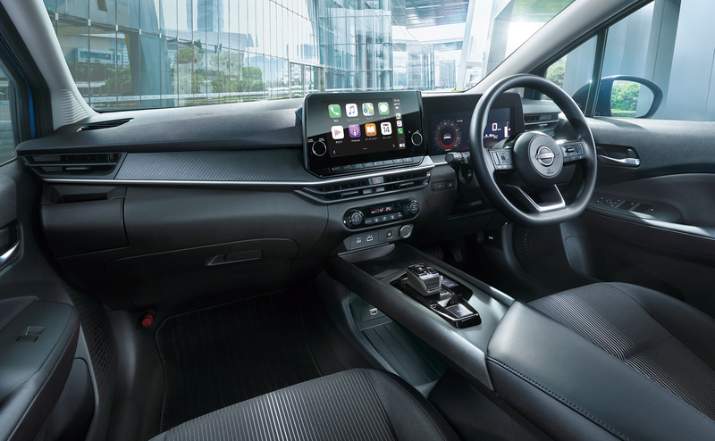 センターコンソールには大型の収納ボックスが用意されたほか、センターコンソール下にも収納スペースを設定