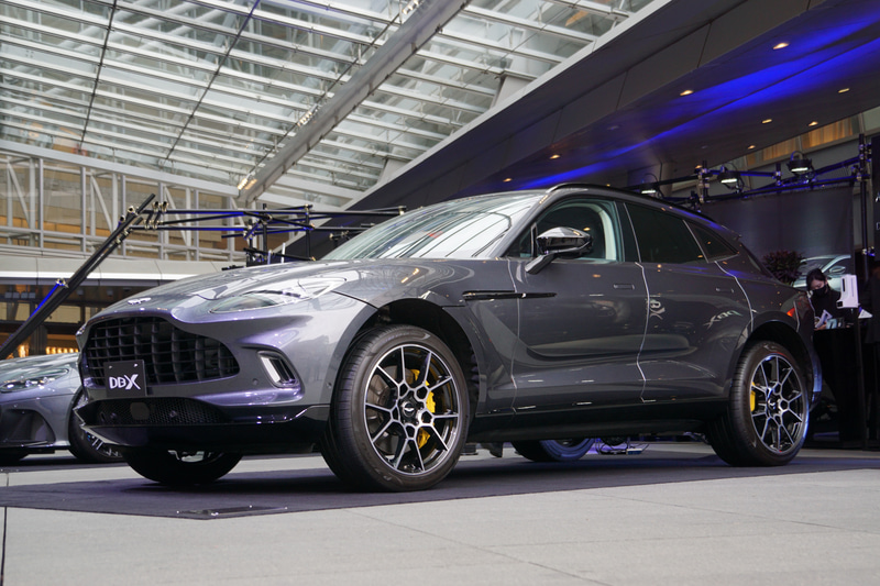アストンマーティン初のSUVモデル「DBX」