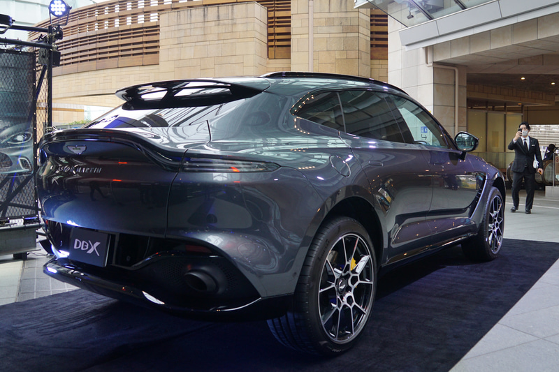 アストンマーティン初のSUVモデル「DBX」