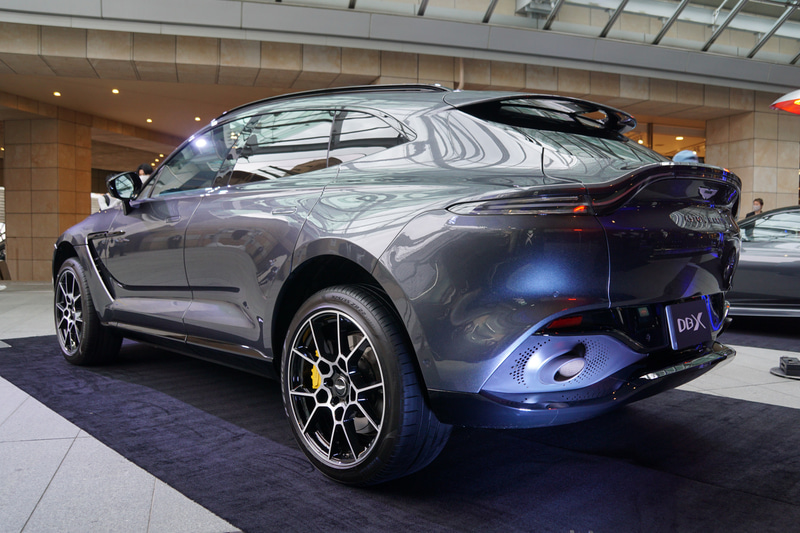 アストンマーティン初のSUVモデル「DBX」