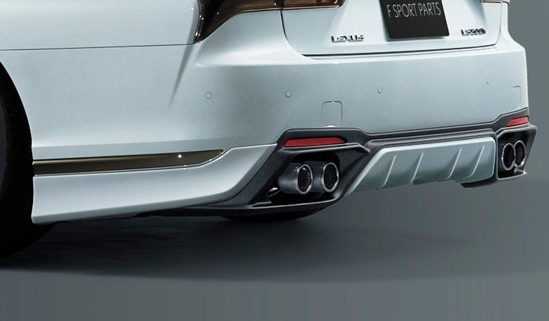 車両の下に溜まった空気を効率的に排出し、明快な直進性能をもたらすリヤディフューザーは塗装済で16万円（税別）。高級感がありつつもスポーティーなスポーツマフラーは24万円（税別）