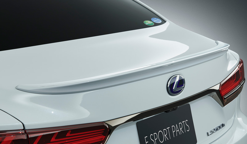 トランク上面を流れる風を整流することで、リヤが浮き上がろうとする力をコントロールし、安定した走行性能に寄与。スマートなデザインとしつつ、セダンならではの伸びやかなサイドビューを演出するリアスポイラーは塗装済で9万円（税別）