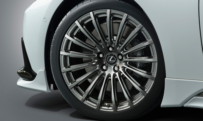 21インチ鍛造アルミホイール（ダイヤモンドグレーメタリックⅡ）17万5000円/本（税別）