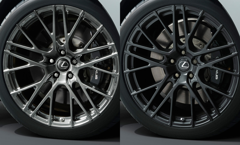 左：21インチ鍛造アルミホイール（ダイヤモンドグレーメタリック）16万3000円/本（税別）　右：21インチ鍛造アルミホイール（アイスブラック＝艶消し黒）16万3000円/本（税別）