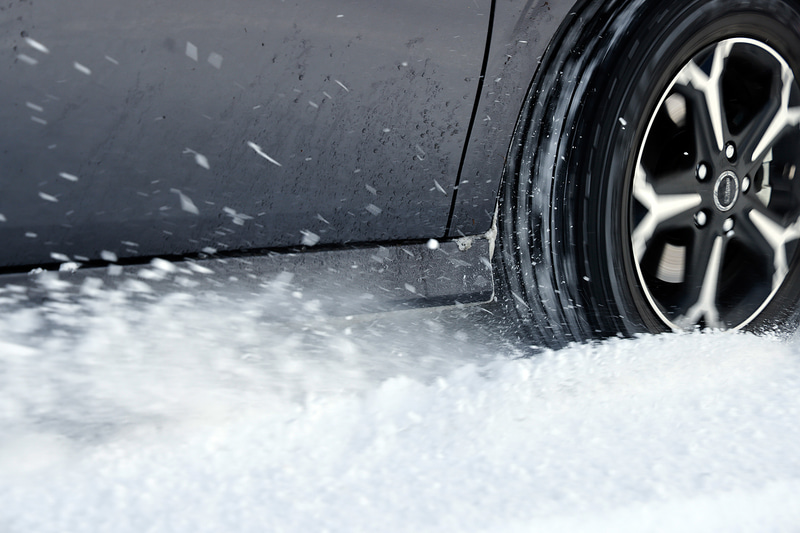 高い氷上性能を有するWINTER MAXX 03、その性能の秘密は「タイヤ表面にナノレベルで存在する凹凸構造」で、滑りやすい路面状況でも高いグリップ力を引き出せる