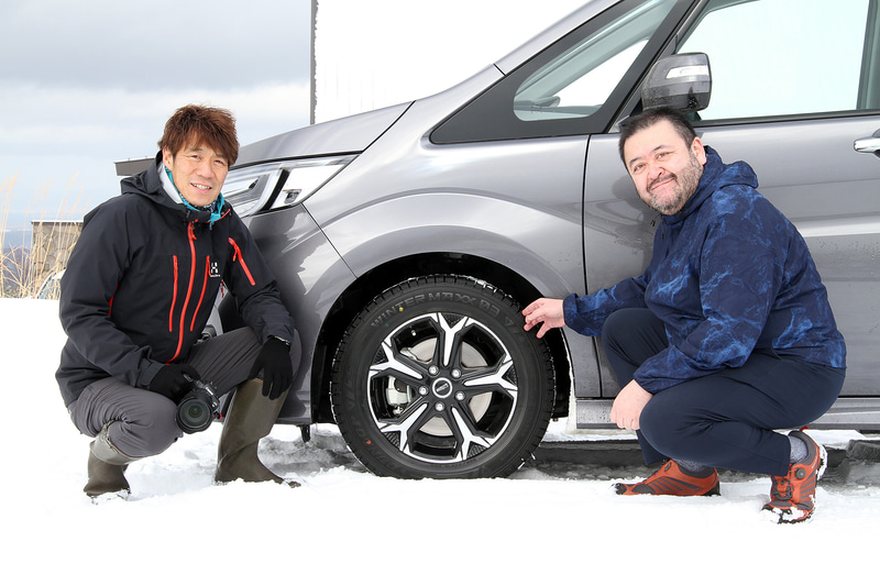 筆者とともにWINTER MAXX 03を体感いただいたのは、北海道在住の写真家である中西敏貴氏（写真左）。美瑛、富良野を拠点に自然風景を題材にしたさまざまな写真作品を発表されています。興味のある方は公式サイト<a href="https://www.toshikinakanishi.com/" class="n" target="_blank">「TOSHIKI NAKANISHI PHOTOGRAPHY」</a>をご覧ください