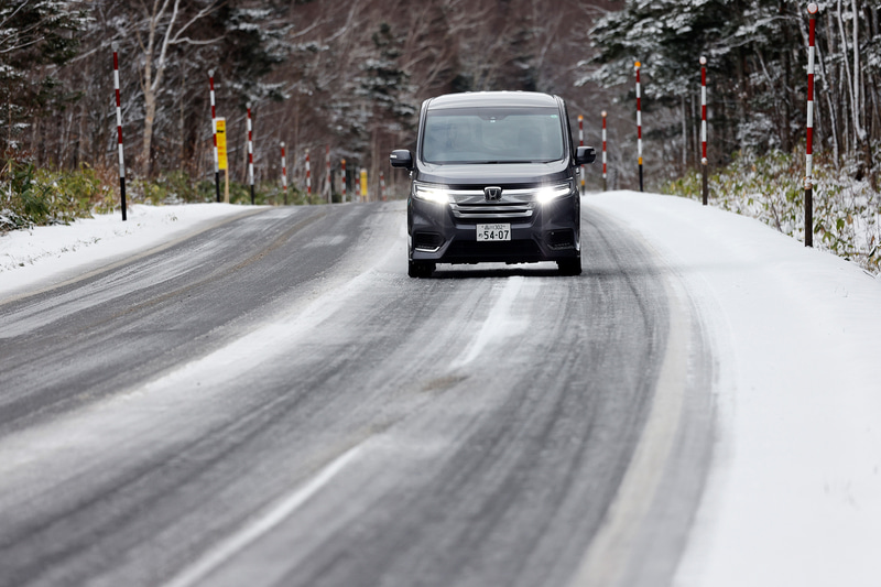 表面が濡れた凍結路面も安定して走れる！