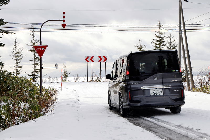 下り坂のみならず、WINTER MAXX 03の制動能力は一時停止の標識があるような交差点などでも体感できる
