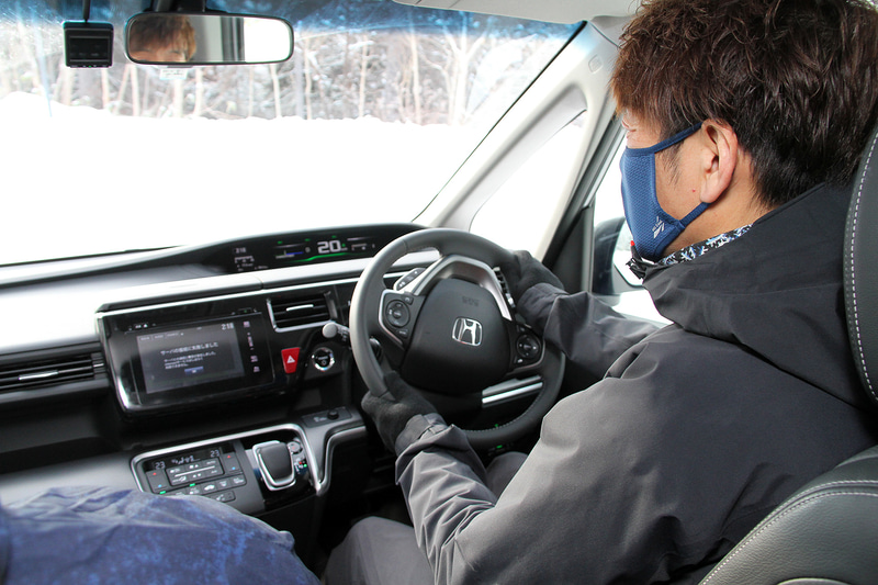 「ちゃんと路面を噛んでる感じが分かる」と中西カメラマン