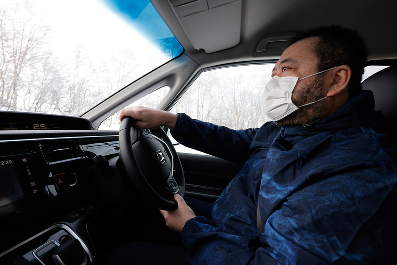 最も危険な状態の凍結路面を安心して走れるか、北海道の雪道で試してみました