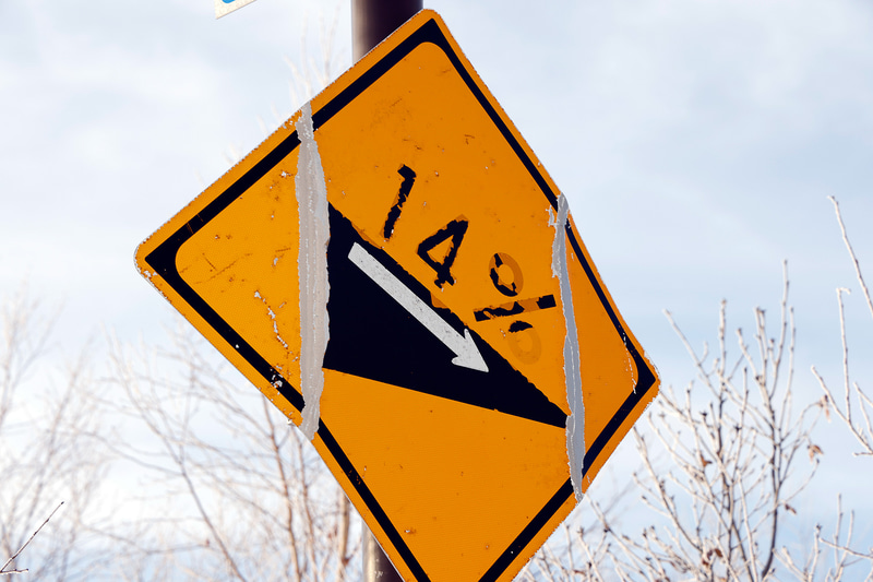 勾配を示す標識には「14％」の文字が！