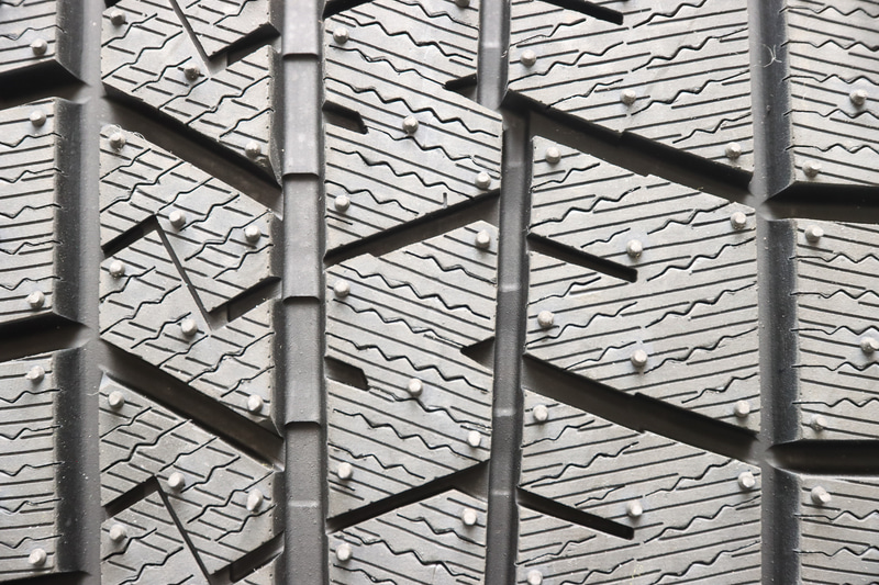 WINTER MAXX 03では、タイヤ表面にナノレベルで施された凹凸構造を持つ新技術の「ナノ凹凸ゴム」の微細な突起部分が、いち早く水膜に到達することで除水スピードが速まり、密着時間が増加するとともに素材の柔らかさにより氷への密着性を向上。ナノ凹凸ゴムはゴムの中に水と反応して溶ける性質を持つ「MAXXグリップトリガー」を含み、摩耗しても表面に出てきたMAXXグリップトリガーが溶けることで凹凸構造が再出現して長く性能を維持する。また、クラレが開発した素材「液状ファルネセンゴム」の採用によって低温下での密着とゴムの柔らかさを実現するとともに、ゴムのしなやかさを長期にわたって保つことでその高い氷上性能を長期間維持する。このナノ凹凸ゴムと液状ファルネセンゴムを組み合わせることで、WINTER MAXX 03ではWINTER MAXX 02以上の“効き持ち”を実現した