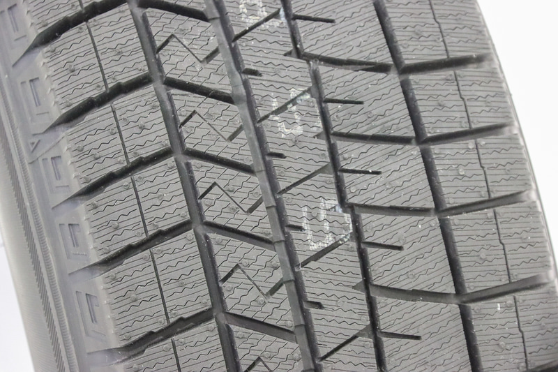 WINTER MAXX 03では、タイヤ表面にナノレベルで施された凹凸構造を持つ新技術の「ナノ凹凸ゴム」の微細な突起部分が、いち早く水膜に到達することで除水スピードが速まり、密着時間が増加するとともに素材の柔らかさにより氷への密着性を向上。ナノ凹凸ゴムはゴムの中に水と反応して溶ける性質を持つ「MAXXグリップトリガー」を含み、摩耗しても表面に出てきたMAXXグリップトリガーが溶けることで凹凸構造が再出現して長く性能を維持する。また、クラレが開発した素材「液状ファルネセンゴム」の採用によって低温下での密着とゴムの柔らかさを実現するとともに、ゴムのしなやかさを長期にわたって保つことでその高い氷上性能を長期間維持する。このナノ凹凸ゴムと液状ファルネセンゴムを組み合わせることで、WINTER MAXX 03ではWINTER MAXX 02以上の“効き持ち”を実現した