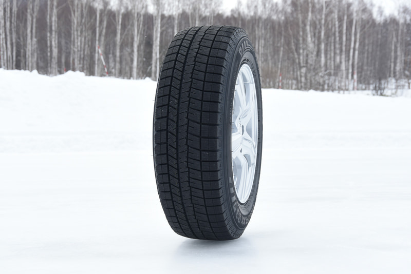 8月から順次販売を開始したダンロップの新スタッドレスタイヤ「WINTER MAXX 03（ウインター マックス ゼロスリー）」。従来品の「WINTER MAXX 02（ウインター マックス ゼロツー）」と比べ、新品時の氷上ブレーキ性能が22％、氷上コーナリング性能が11％向上したという大幅な進化を遂げたスタッドレスタイヤになる。IN/OUT指定のトレッドパターンを採用