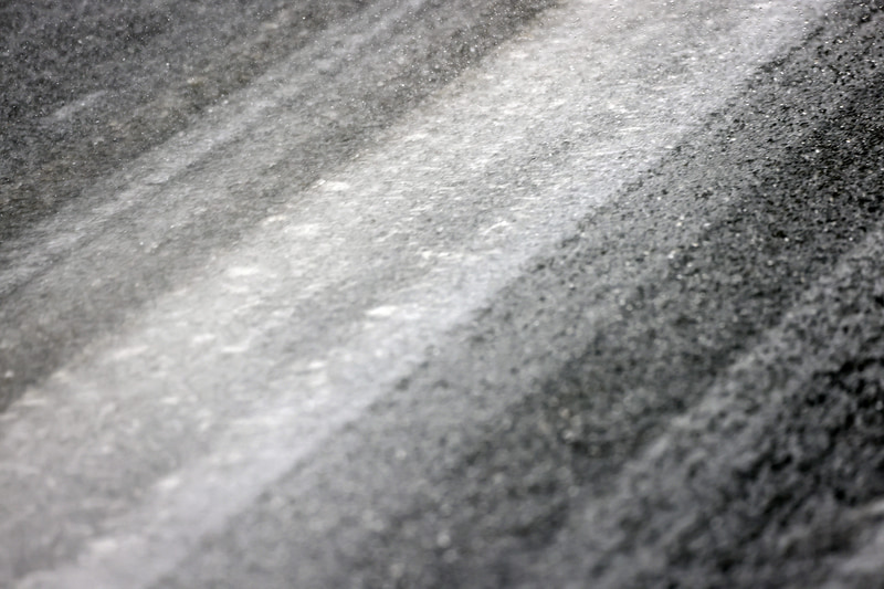 このようなやや濡れた凍結路面で強めのブレーキをかけても安心して止まることができた