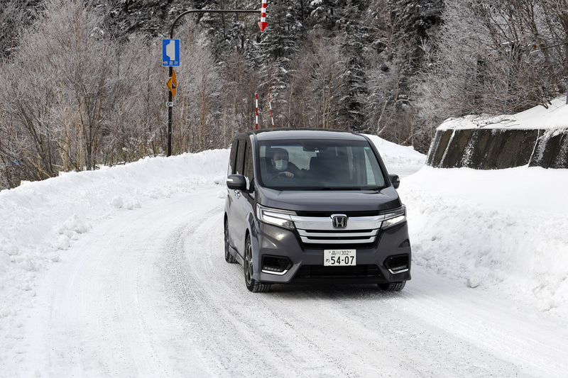 新雪アイスバーンをFFの重量級ミニバンで上る