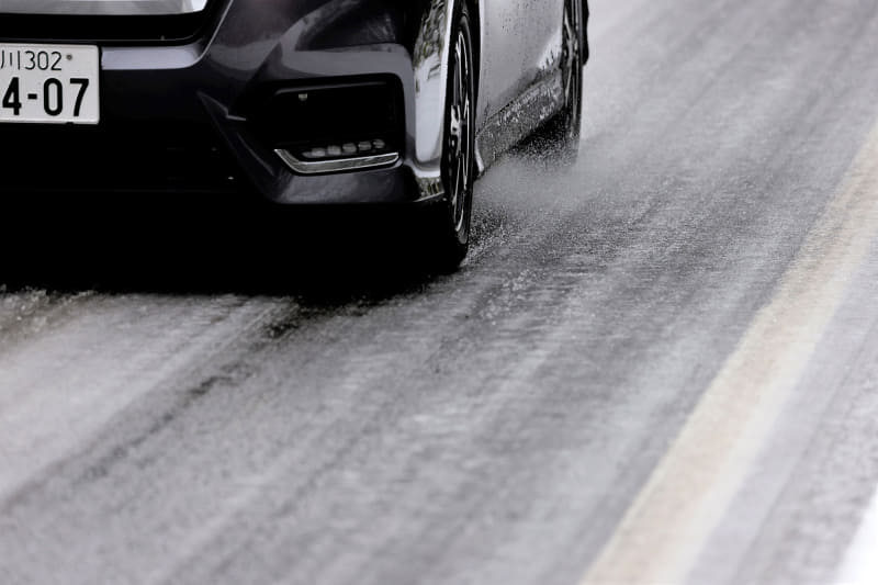 例年より寒くなるという2020年冬。アイスバーンなどすべりやすい路面で危険がないよう、早めに信頼できるスタッドレスタイヤに履き替えて冬を迎えたいですね