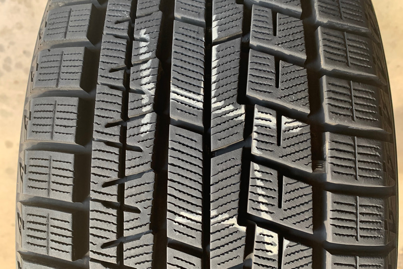 3シーズン目を迎えたスタッドレスタイヤ、実力は全く変わらないが、サイプに走ってきた道の記憶が残る