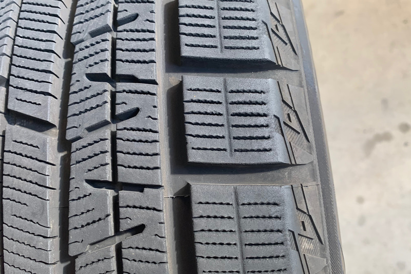 ショルダーのアップ。エッジが削れているのが分かる。偏磨耗の状態でどこに履いたタイヤか見当がつくでしょうか？