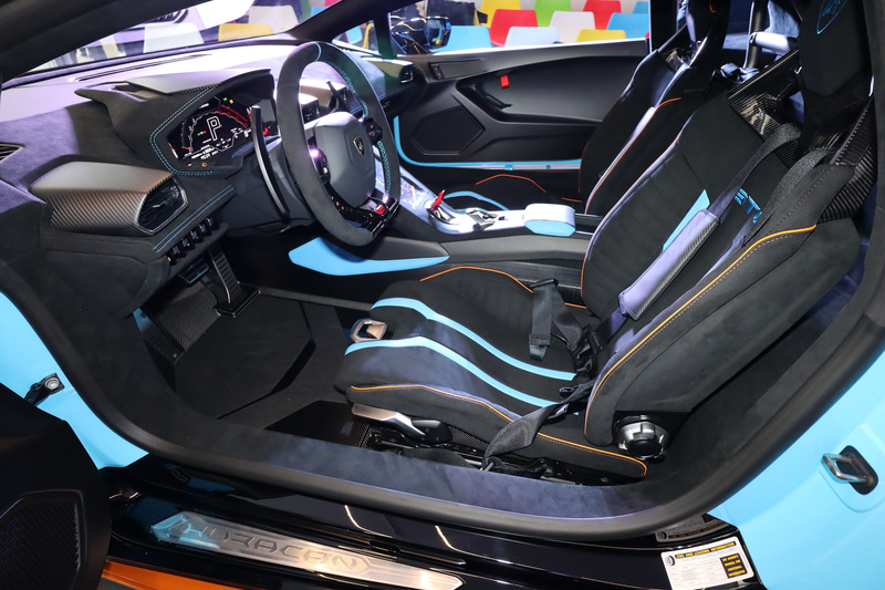 誰でも運転できるスーパースポーツカー