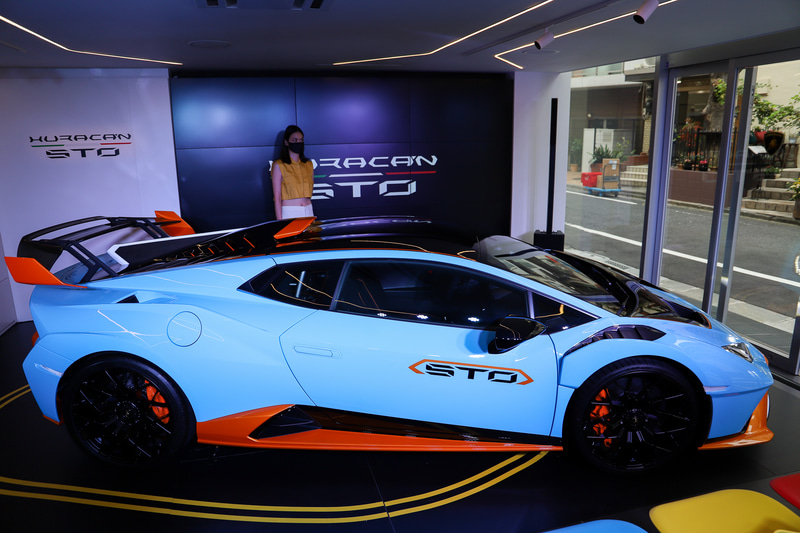 ボディサイズは4549×1945×1220mm（全長×全幅×全高）、ホイールベースは2620mm