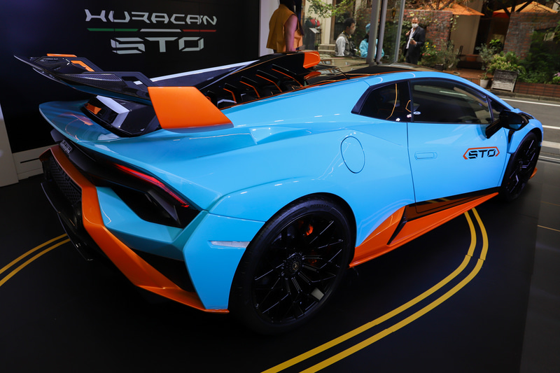 ボディサイズは4549×1945×1220mm（全長×全幅×全高）、ホイールベースは2620mm