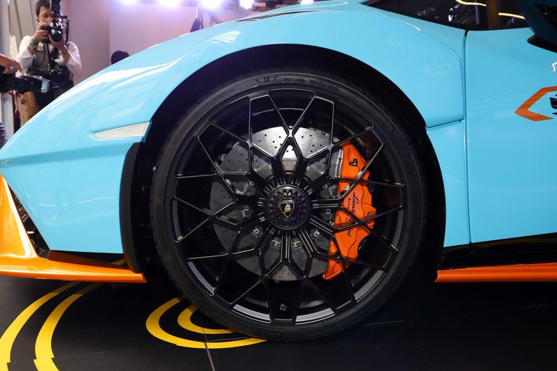 タイヤはフロント245/30R20、リア305/30R20サイズのブリヂストン「POTENZA」を装着。ブレーキはCCR-Rカーボンセラミックディスク、ベンチレーテッド/クロスドリルド（フロントΦ390×34mm、リアΦ360×28mm）と、フロント6ピストン・アルミニウムキャリパー、リア4ピストン・アルミニウムキャリパーの組み合わせ