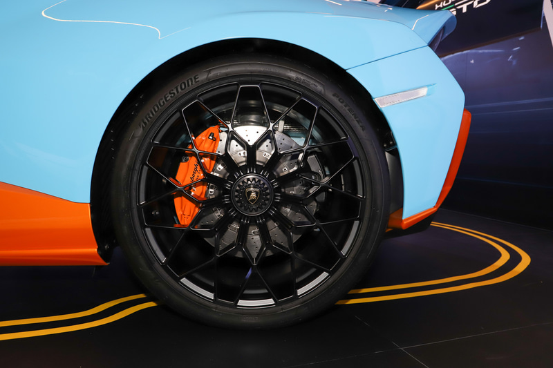 タイヤはフロント245/30R20、リア305/30R20サイズのブリヂストン「POTENZA」を装着。ブレーキはCCR-Rカーボンセラミックディスク、ベンチレーテッド/クロスドリルド（フロントΦ390×34mm、リアΦ360×28mm）と、フロント6ピストン・アルミニウムキャリパー、リア4ピストン・アルミニウムキャリパーの組み合わせ