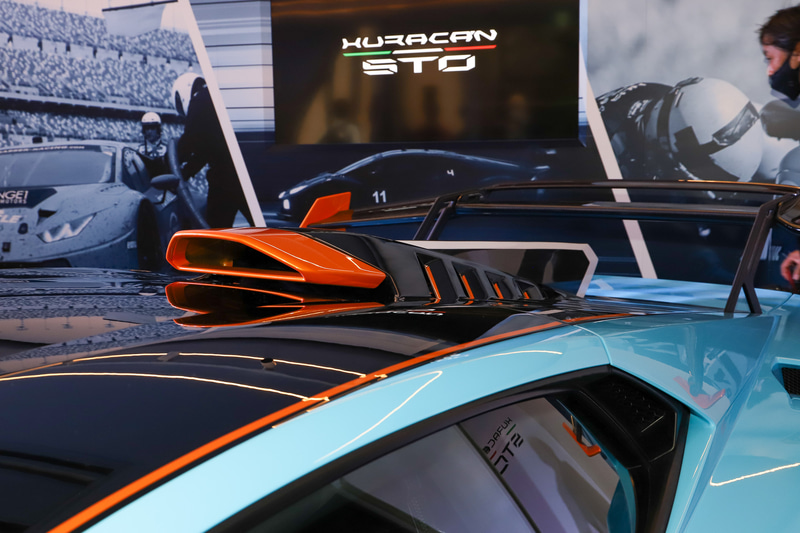 エンジンボンネット