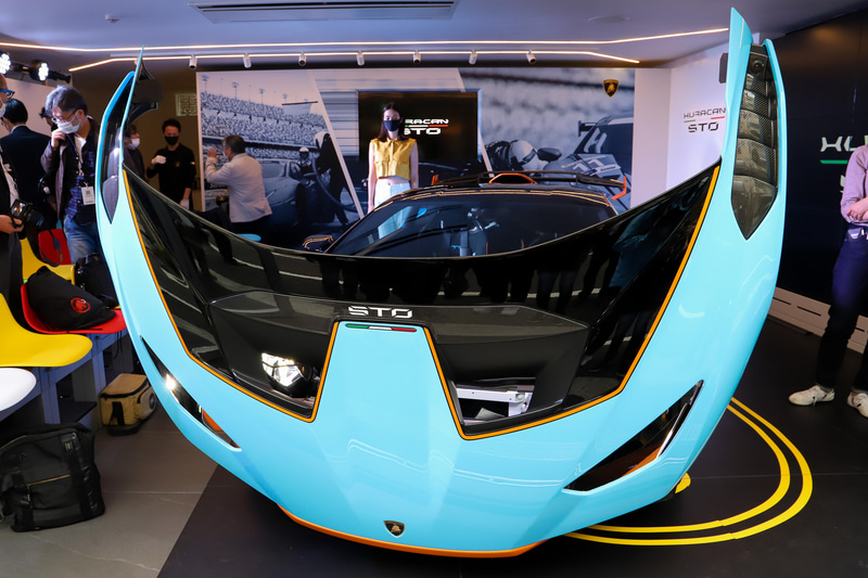 フロントボンネット、バンパー、フェンダーを一体化させた特徴的な「Cofango（コファンゴ）」は「ミウラ」のアイコニックなデザインを踏襲。フロントトランクにはヘルメットを収納できる