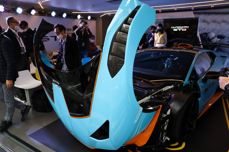 フロントボンネット、バンパー、フェンダーを一体化させた特徴的な「Cofango（コファンゴ）」は「ミウラ」のアイコニックなデザインを踏襲。フロントトランクにはヘルメットを収納できる