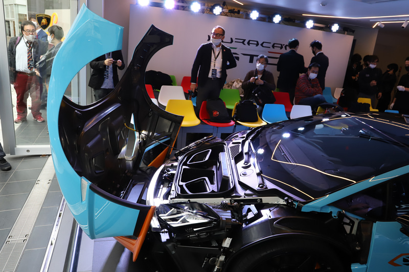 フロントボンネット、バンパー、フェンダーを一体化させた特徴的な「Cofango（コファンゴ）」は「ミウラ」のアイコニックなデザインを踏襲。フロントトランクにはヘルメットを収納できる